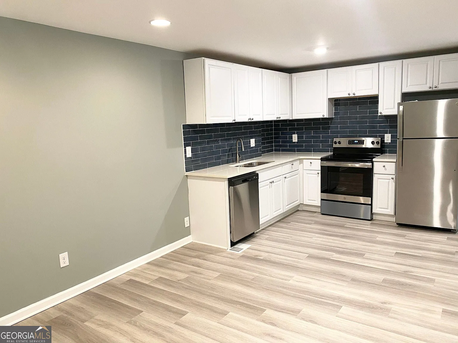 3 bed, 1212 sqft, $2,100 — Photo 2