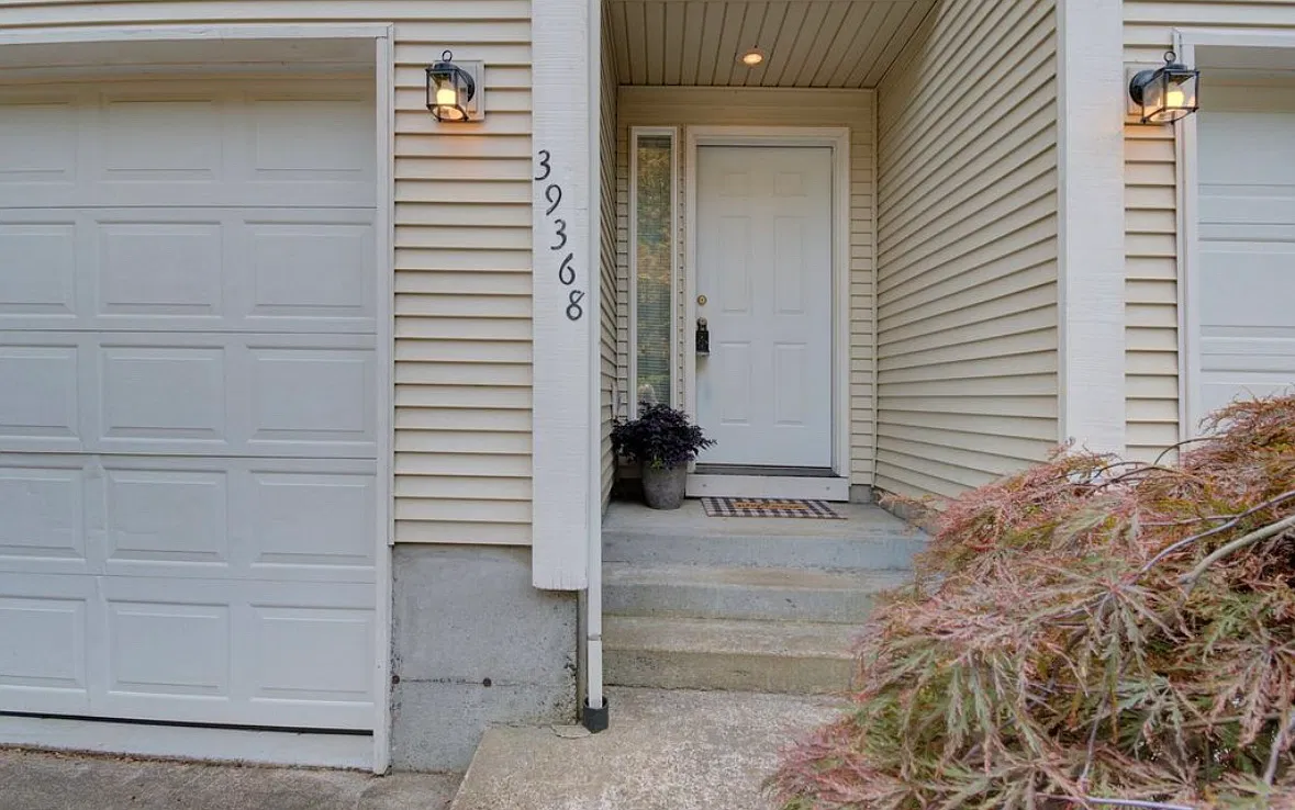 2 bed, 2.5 bath, 1129 sqft, $2,200 — Photo 2