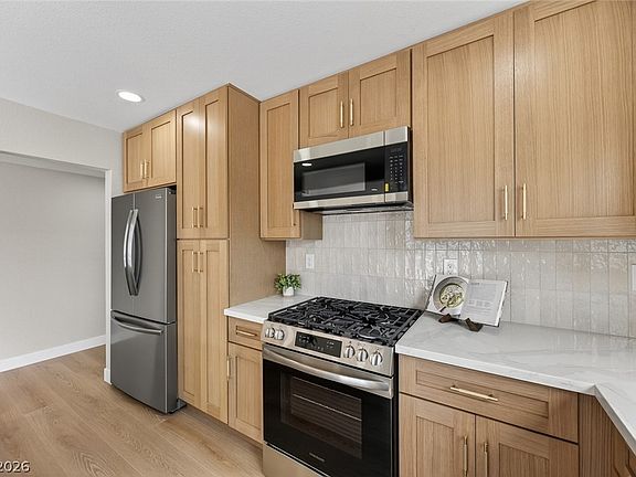 4th image of 212 Scherer St