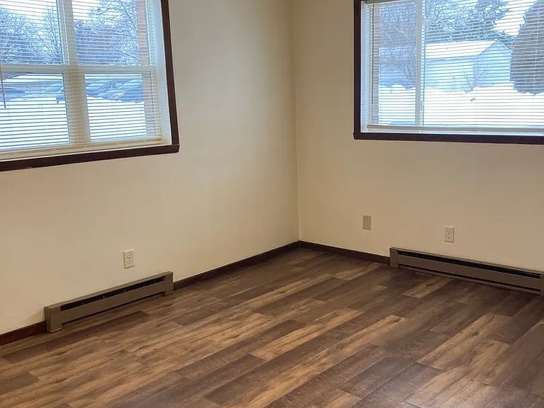 Immaculate Updated 1 and 2 Bedrooms with 1 Bath — Photo 26