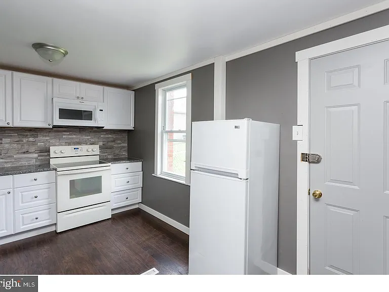 849 Queen St — Photo 5