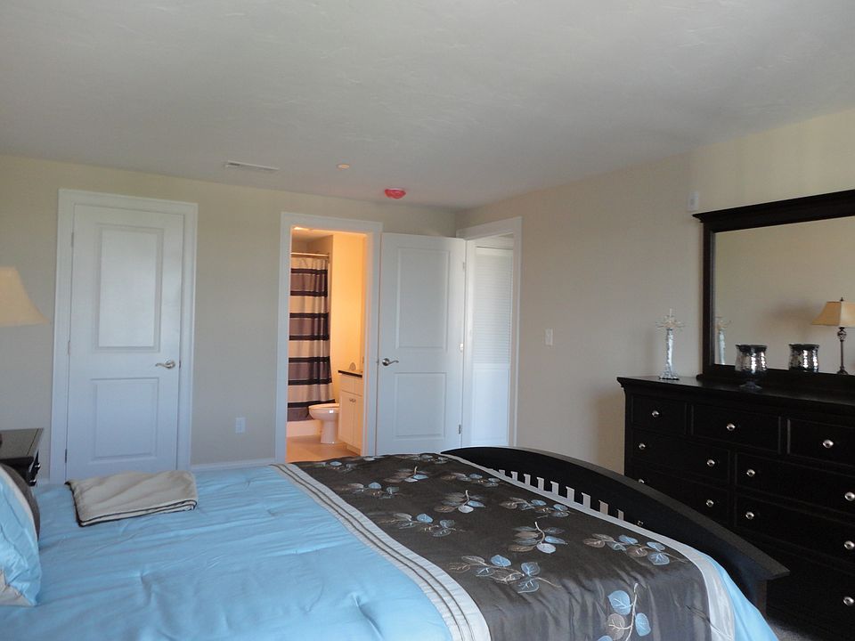 2nd image of 411 Main St