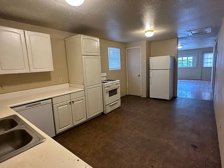 3916 Line Ave — Photo 9