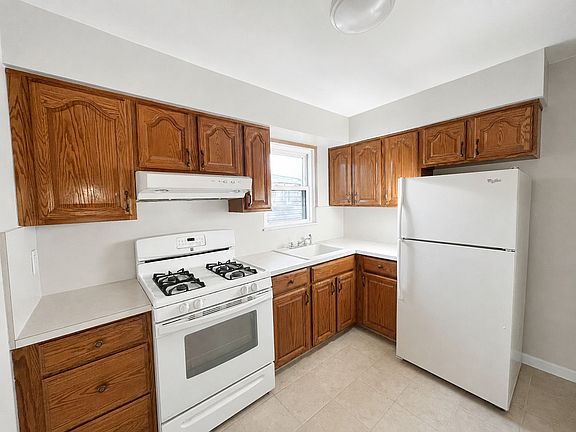4th image of 70-65 Walnut St Unit 3