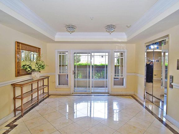 2nd image of 837 S Crenshaw Blvd #302