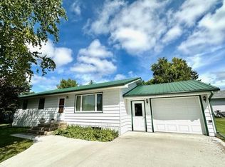805 2nd St NE, Roseau, MN 56751