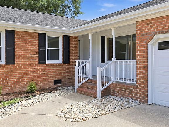 3rd image of 816 Moffat Ln