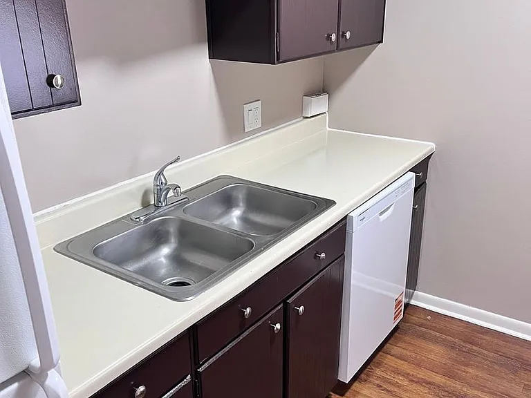 Bristol Square Apartments — Photo 122