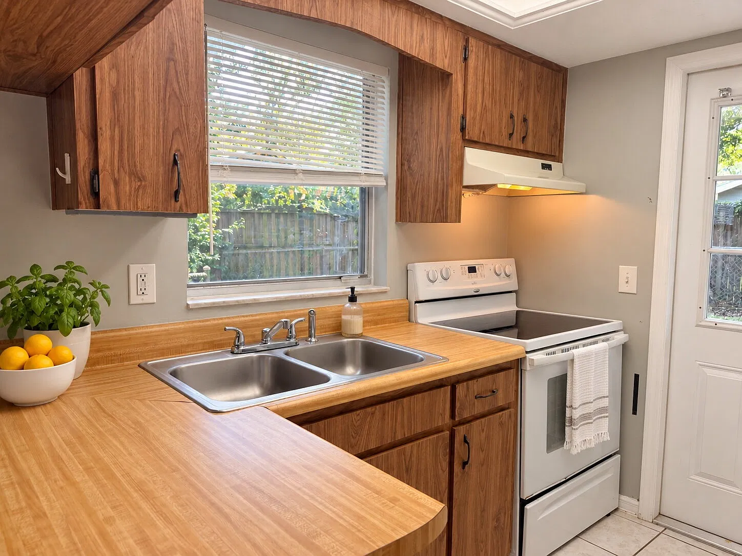 2 bed, 1.0 bath, 572 sqft, $1,375 — Photo 4