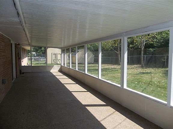 3rd image of 819 Stillwood Pl