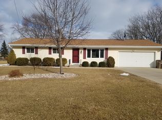 140 S Oakwood Rd, Oshkosh, WI 54904