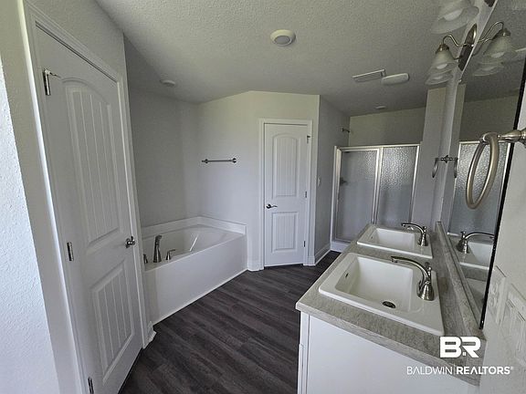 4th image of 23035 Ridgewood Dr