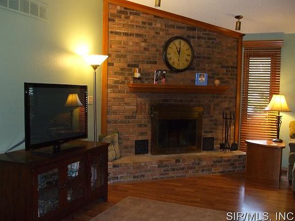2nd image of 1718 Meadow Ln