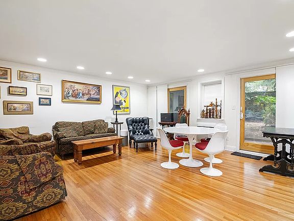4th image of 315 E 51st St #1
