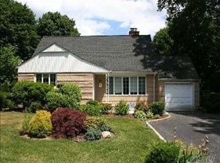 25 Willow Gate, Roslyn Heights, NY 11577