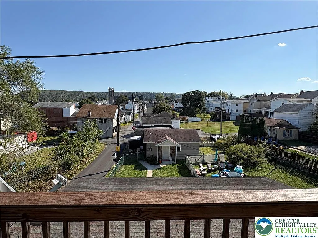 3 bed, 1.0 bath, 918 sqft, $1,800 — Photo 4