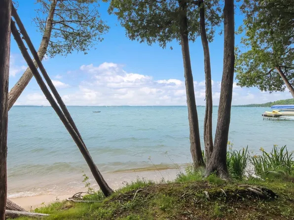 9746 Cherry Ave, Rapid City, MI 49676