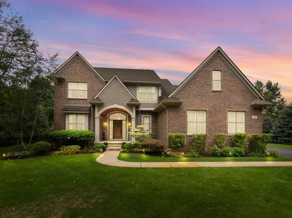 8061 Pine Ridge Ct, Northville, MI 48168