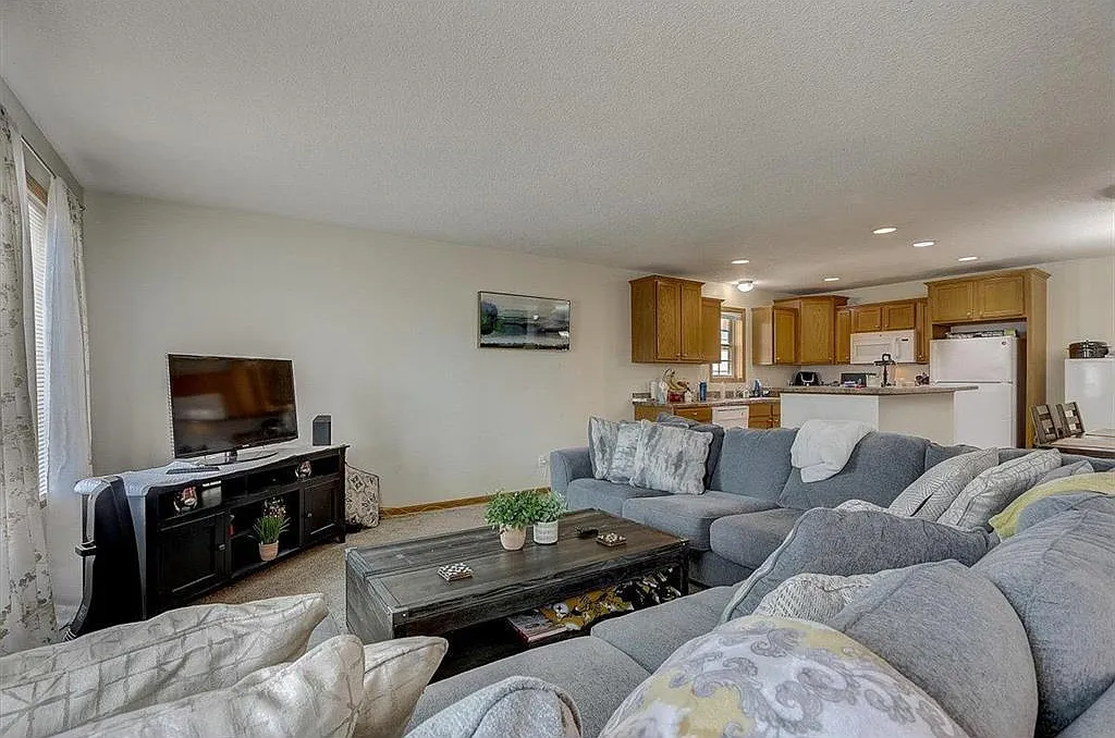 121 Wheelock Pkwy W — Photo 4
