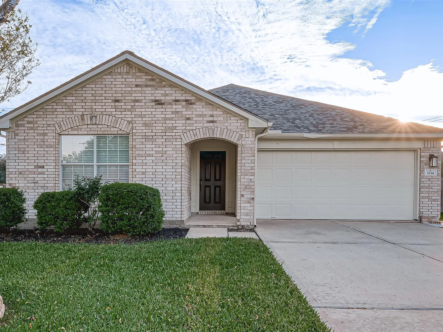 3 bed, 2.0 bath, 1907 sqft, $2,500 — Photo 3