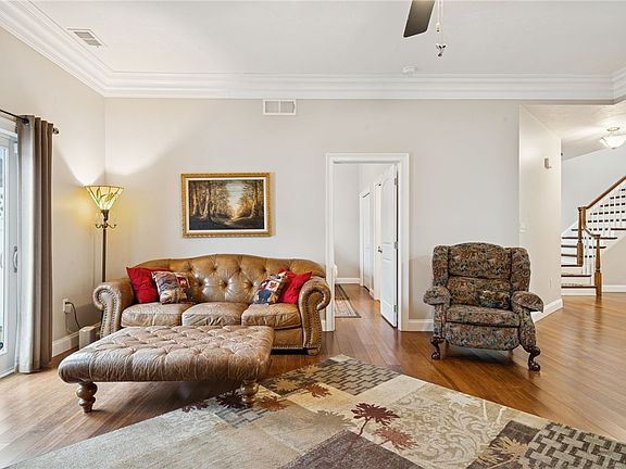 4th image of 336 Village Ct