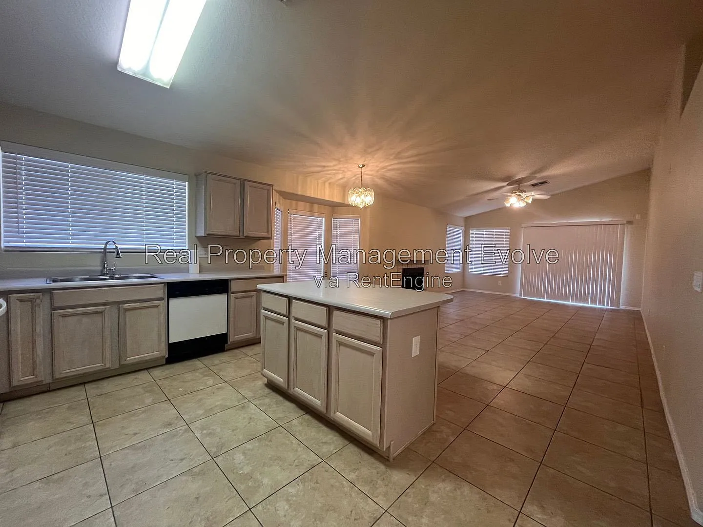 3 bed, 2.0 bath, 1683 sqft, $2,250 — Photo 4
