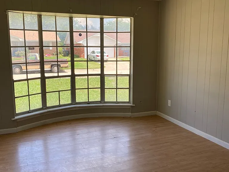 637 Royal Ave — Photo 2