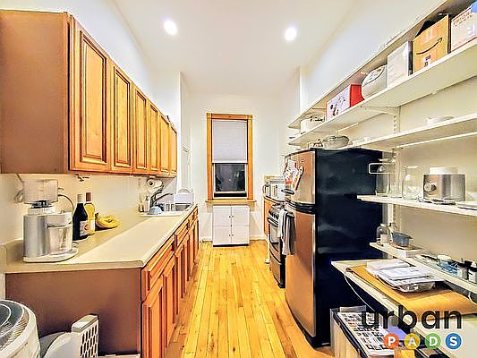 4th image of 887 Saint Johns Pl APT 3RR