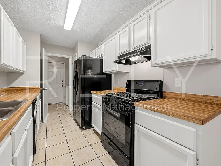 CV-AUS8001 West Gate — Photo 14