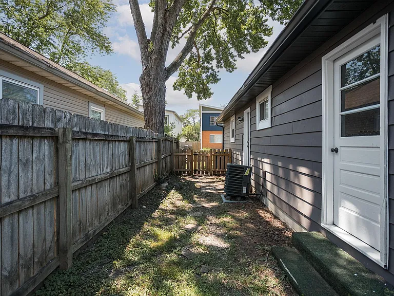 2210 Pleasant St — Photo 10