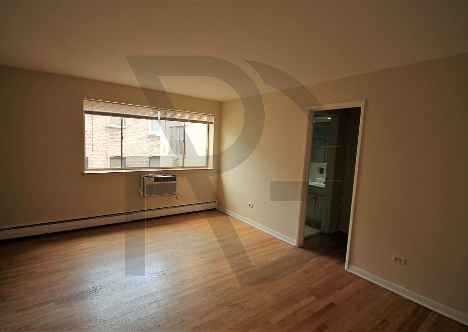 1st image of 510 W Briar Pl #510510