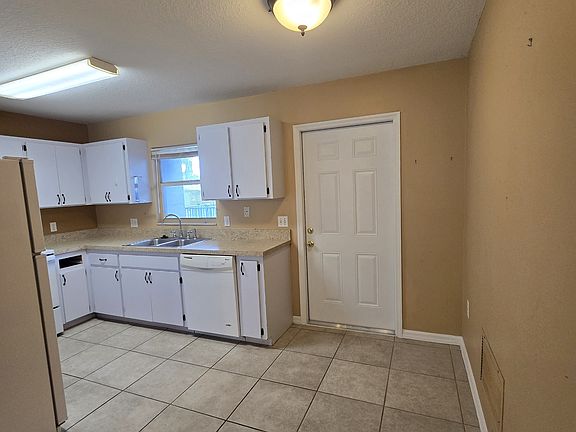 5th image of 620 E 17th St