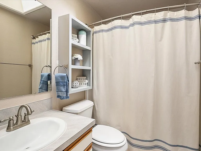 Full Bath with Tub/shower (2nd floor)