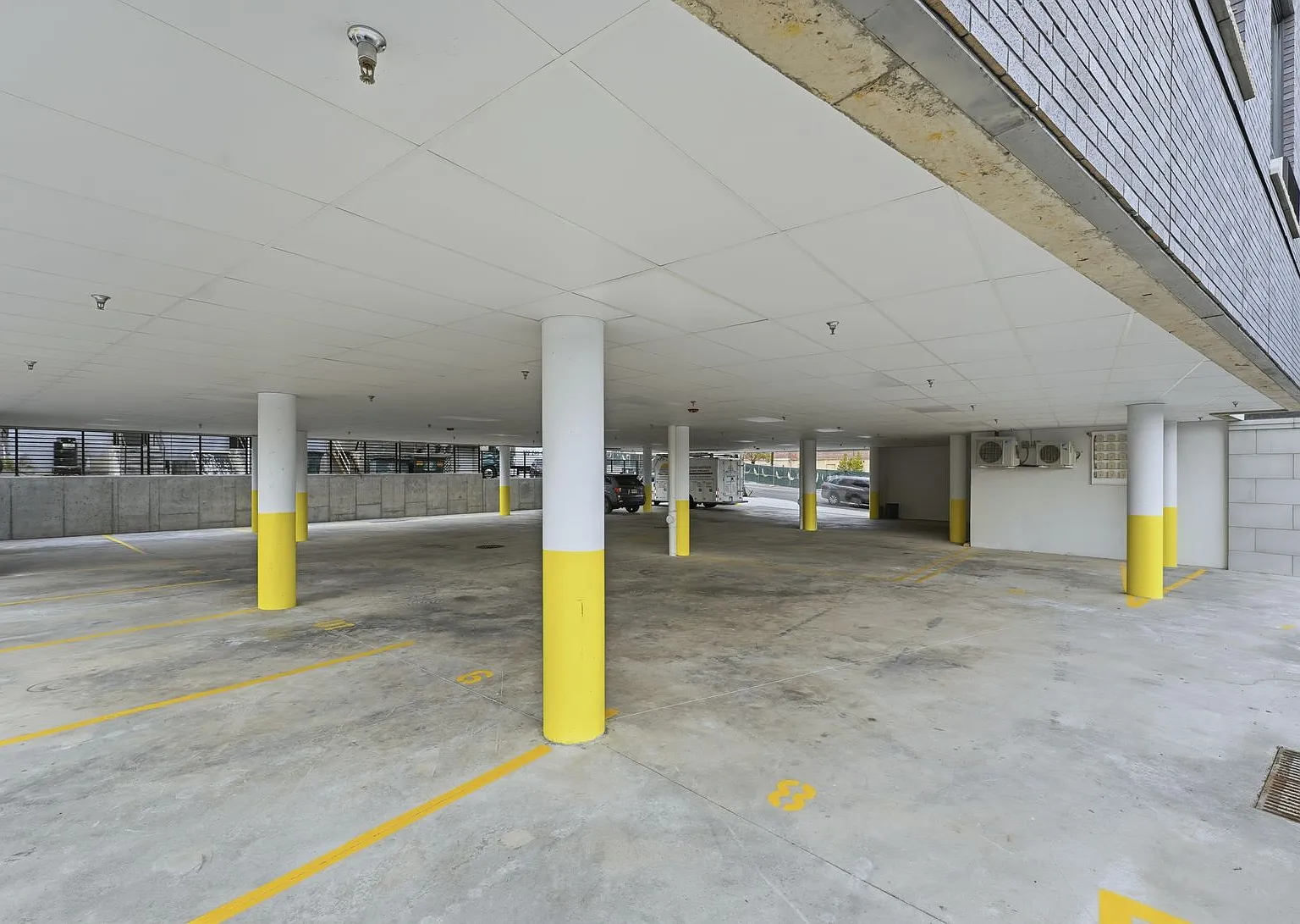 1 bed, 736 sqft, $2,576 — Photo 3