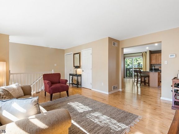 5th image of 11 Tompkins St