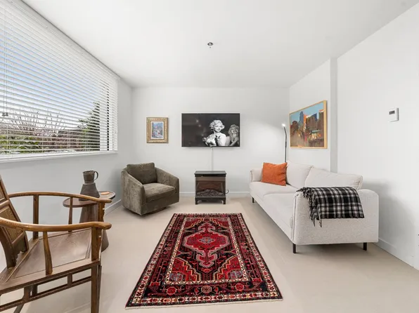 460 14th St #101A, West Vancouver, BC V7T 2W1