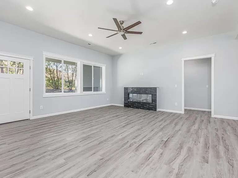 1107 Brown St — Photo 13