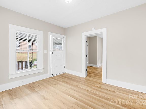 3rd image of 526 S Green St