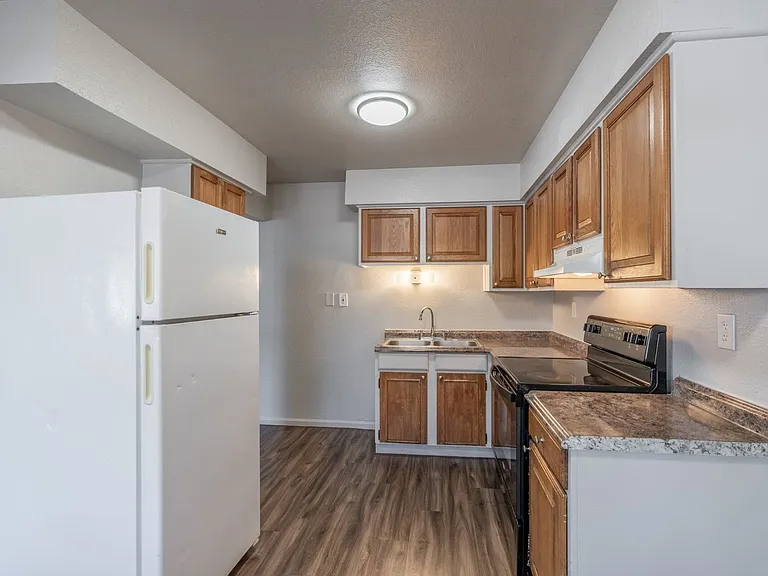 Willow Lake Apartments — Photo 29