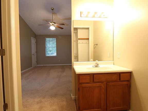 Master Bath & Vanity in MBR