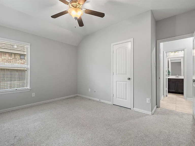636 Maple Point Dr E — Photo 16