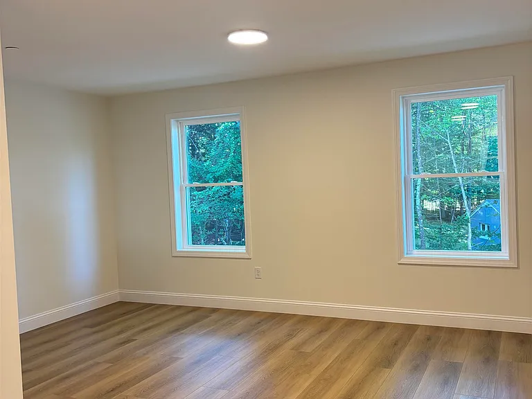 15 Lucy Ln — Photo 3