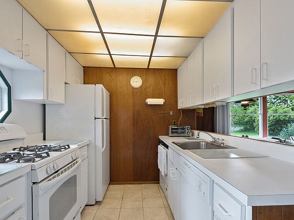 4th image of 39 Benson Dr