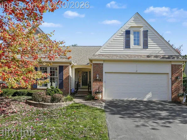 4646 Roundtree Dr, Brighton, MI 48116