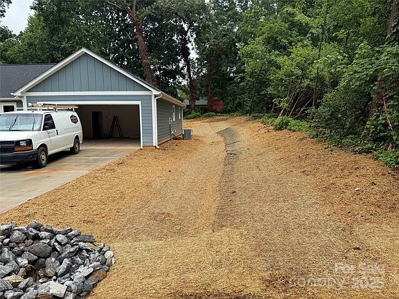 4th image of 415 Dogwood Ln