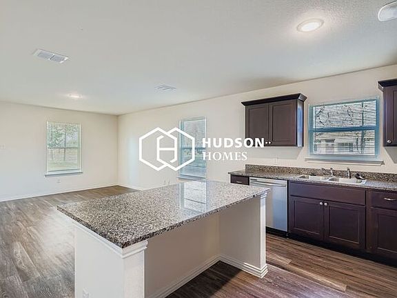4th image of 524 Hatton St