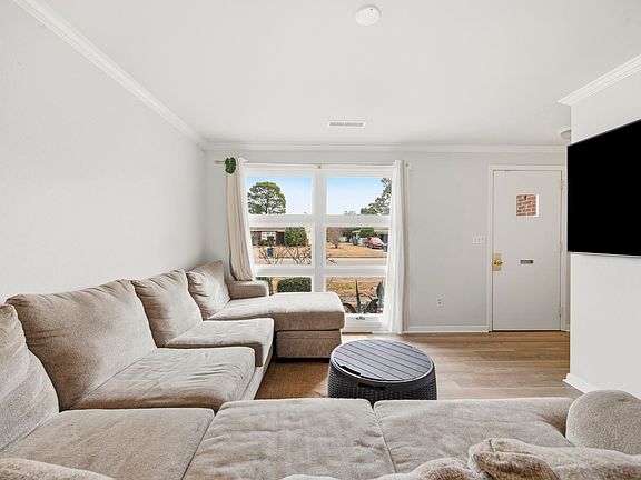 2nd image of 3751 Spruce Dr. #3751