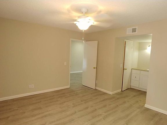 4th image of 1927 E Hampton Ave Unit 227