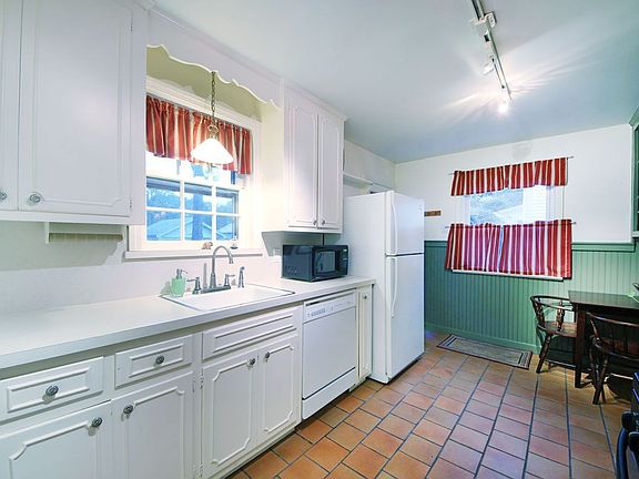 5th image of 472 Elmwood Ave