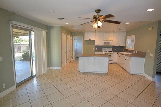 3rd image of 3117 E Laurel Ln